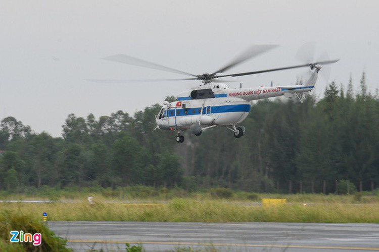 Hai chiếc trực thăng Mil Mi-1717E của Trung đoàn 930, Sư đoàn 372 thuộc Quân chủng Phòng không - Không quân được điều động từ sân bay Đà Nẵng ra Huế để tham gia vào công tác cứu hộ các công nhân của nhà máy thủy điện Rào Trăng 3 bị mắc kẹt từ ngày 12/10. Công tác cứu hộ bằng đường bộ vô cùng khó khăn do mưa lớn nhiều ngày, nhiều đoạn đường bị sạt lở, chia cắt nghiêm trọng làm cho các đoàn cứu hộ không thể tiếp cận được. Nguồn ảnh: Zing.