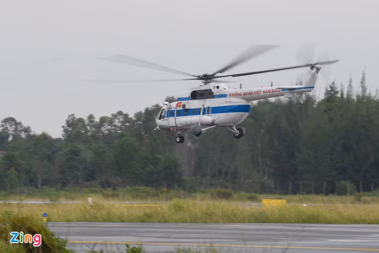 Hai chiếc trực thăng Mil Mi-1717E của Trung đoàn 930, Sư đoàn 372 thuộc Quân chủng Phòng không - Không quân được điều động từ sân bay Đà Nẵng ra Huế để tham gia vào công tác cứu hộ các công nhân của nhà máy thủy điện Rào Trăng 3 bị mắc kẹt từ ngày 12/10. Công tác cứu hộ bằng đường bộ vô cùng khó khăn do mưa lớn nhiều ngày, nhiều đoạn đường bị sạt lở, chia cắt nghiêm trọng làm cho các đoàn cứu hộ không thể tiếp cận được. Nguồn ảnh: Zing.