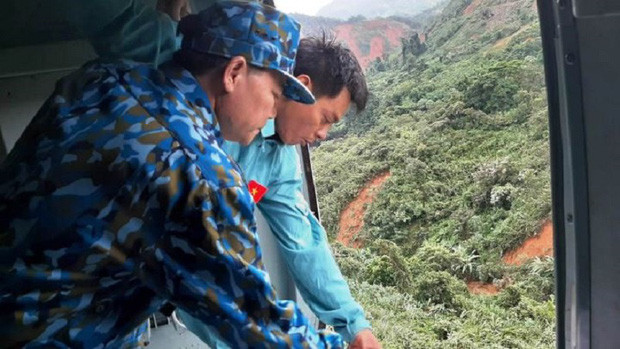 Thiếu tướng Phạm Trường Sơn, Phó tư lệnh Quân chủng Phòng không Không quân cũng tham gia chuyến bay để chỉ huy đoàn ứng cứu sạt lở cô lập Phước Lộc. Đặc biệt, bên cạnh việc thả hàng cứu trợ cho người dân bị cô lập, đoàn còn thực hiện nhiệm vụ cứu nạn, đưa 3 người dân bị mắc kẹt tại đây về Đà Nẵng để chăm sóc y tế.