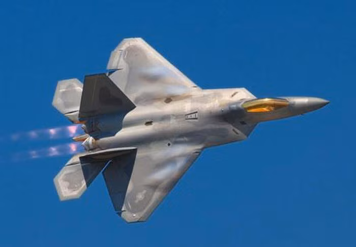 F-22 Raptor sở hữu những công nghệ đỉnh cao trong lĩnh vực quân sự như: có khả năng tàng hình, có thể bay hành trình với vận tốc siêu âm mà không cần đốt tăng lực động cơ lần 2.
