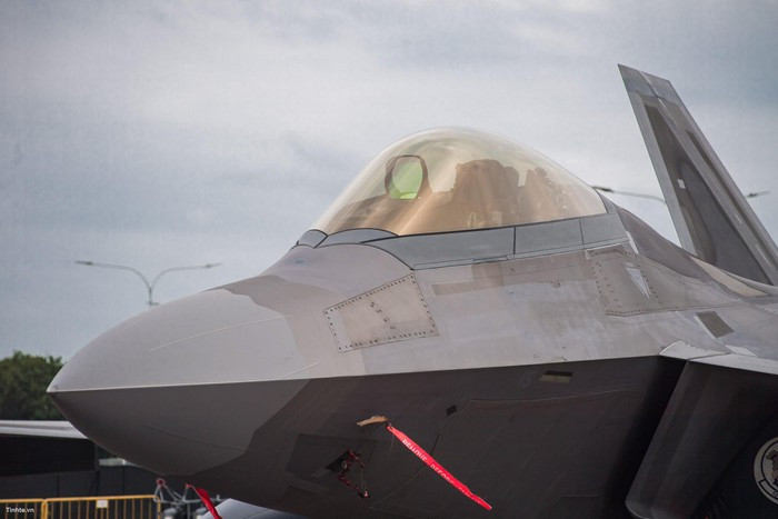 Việc xuất khẩu F-22 bị ngăn cản bởi cái gọi là “Đạo luật Obey”. Nghị sĩ Mỹ David Obey lo ngại rằng, một số công nghệ nhạy cảm và bí mật được sử dụng để phát triển F-22, trong đó phải kể đến các tính năng tàng hình độc đáo, có thể bị đối thủ của Mỹ phát hiện và sao chép nếu Washington xuất khẩu tiêm kích này.