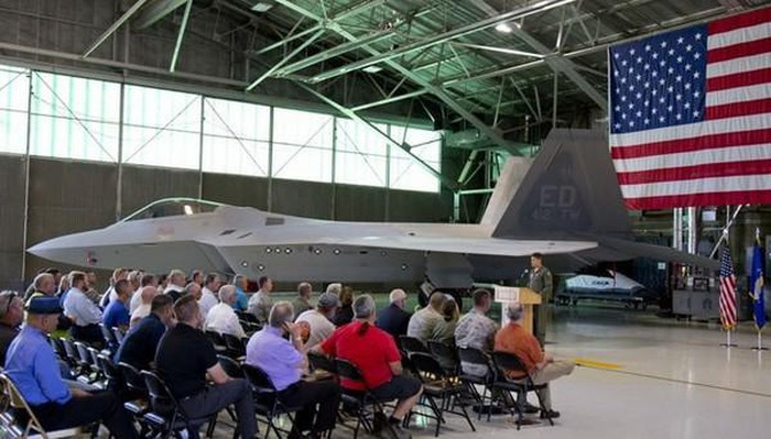 Năm 2011, Mỹ đã ngừng sản xuất F-22 Raptor và cấm bán loại máy bay chiến đấu tối tân này cho nước ngoài.