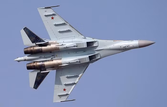 Trước đó UAE thực sự tỏ ra rất quan tâm đến máy bay chiến đấu Su-35 của Nga, và theo một số báo cáo, thậm chí cả tiêm kích thế hệ thứ năm Su-57.