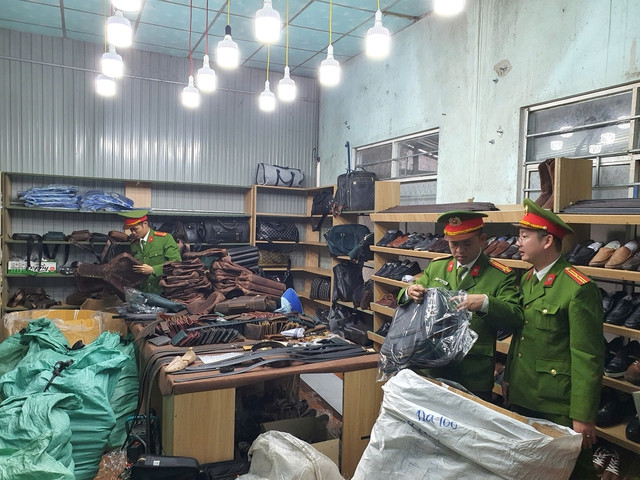 Triệt xóa đường dây sản xuất hàng giả, hàng nhái quy mô lớn Triet xoa duong day san xuat hang gia, hang nhai quy mo lon