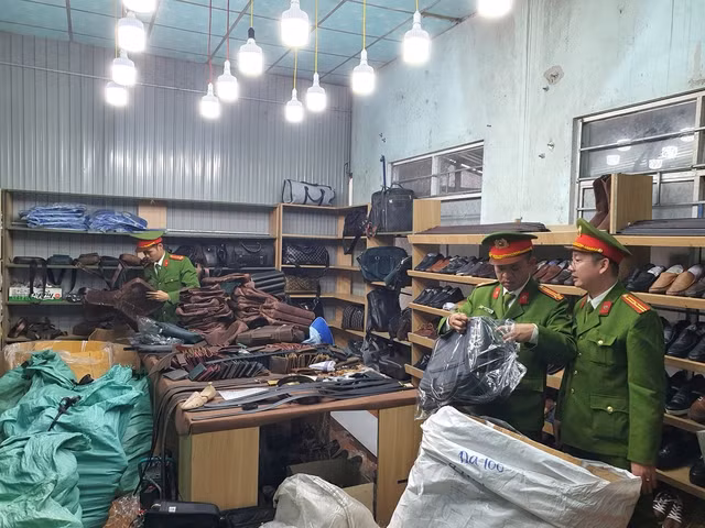 Triệt xóa đường dây sản xuất hàng giả, hàng nhái quy mô lớn Triet xoa duong day san xuat hang gia, hang nhai quy mo lon