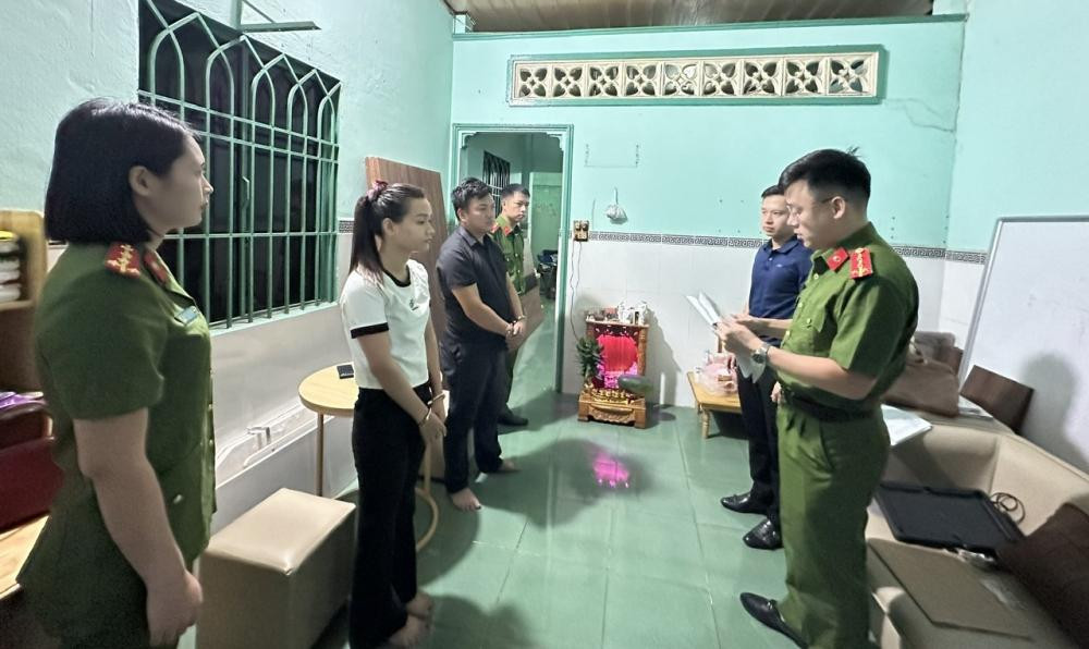 Khởi tố cặp vợ chồng lừa đảo, chiếm đoạt hơn 100 tỷ đồng Khoi to cap vo chong lua dao, chiem doat hon 100 ty dong