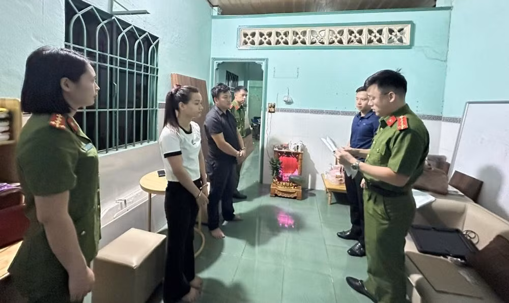 Khoi to cap vo chong lua dao, chiem doat hon 100 ty dong