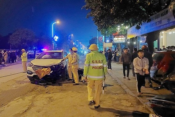 Quảng Bình: Xe máy va chạm ô tô, 2 người thương vong Quang Binh: Xe may va cham o to, 2 nguoi thuong vong