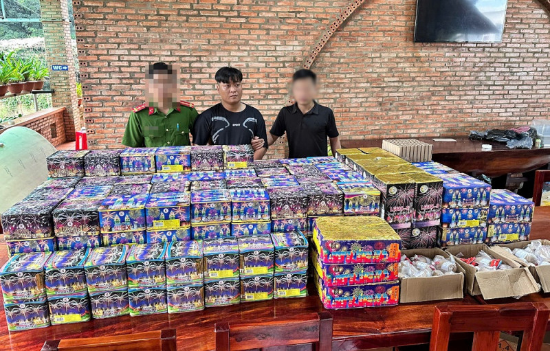 Hà Tĩnh: Triệt phá đường dây kinh doanh pháo lậu 'khủng' Ha Tinh: Triet pha duong day kinh doanh phao lau 'khung'