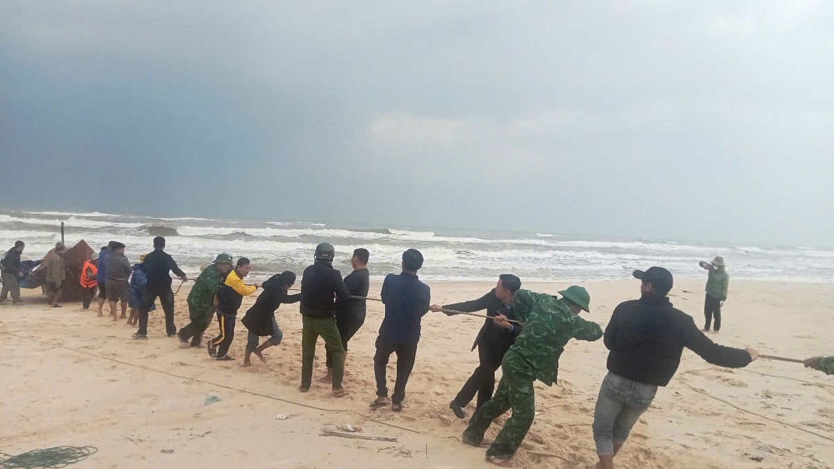 Cứu sống hai anh em ruột gặp nạn trên biển Cuu song hai anh em ruot gap nan tren bien