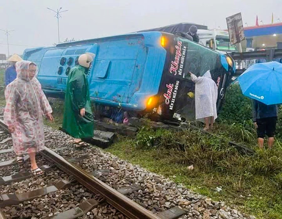 Xe khách húc bay lan can, lật nhào bên vệ đường Xe khach huc bay lan can, lat nhao ben ve duong