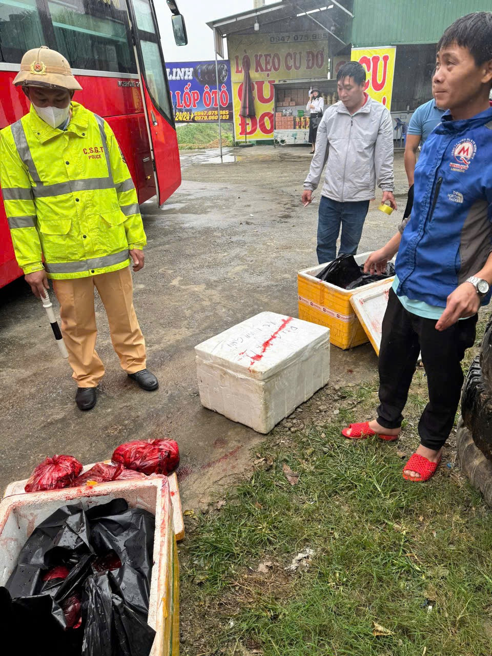 Bắt xe khách chở hơn 200kg nội tạng bốc mùi hôi thối Bat xe khach cho hon 200kg noi tang boc mui hoi thoi