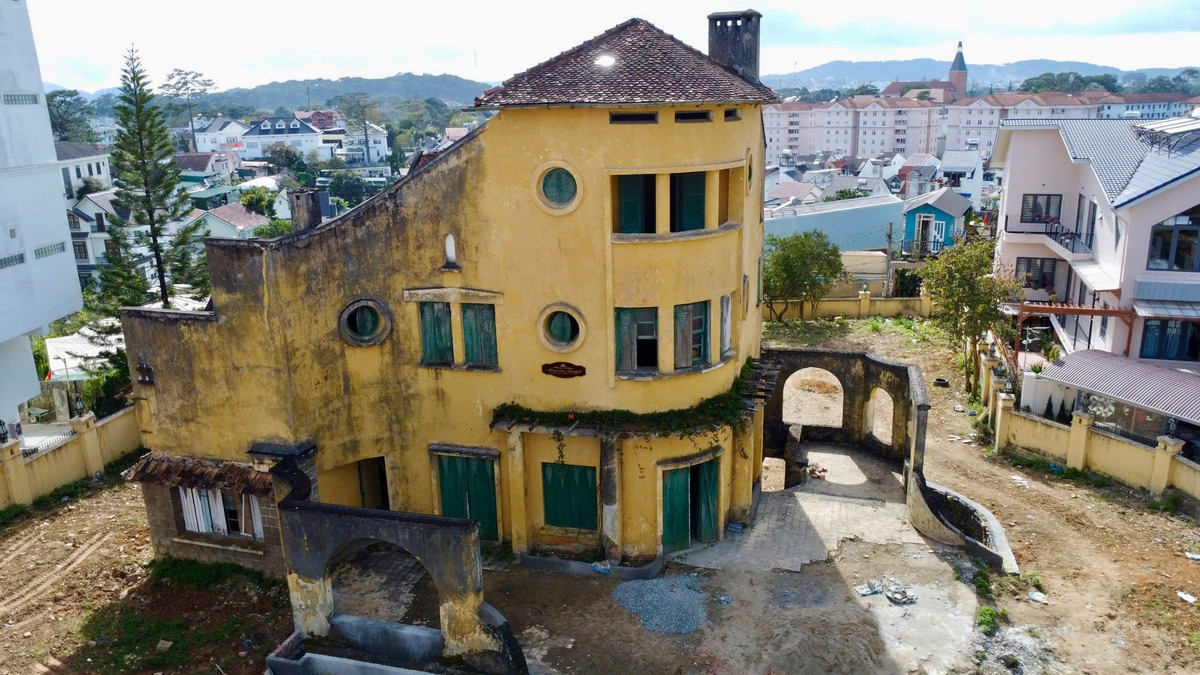 Các biệt thự trên được xây dựng trước năm 1975, mang đậm dấu ấn kiến trúc Pháp, có giá trị văn hóa và lịch sử đặc biệt.