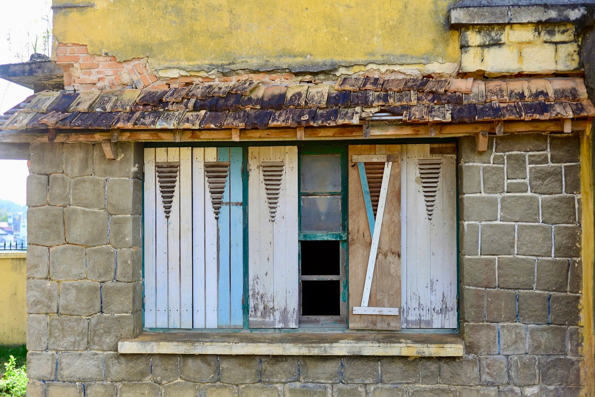 Một số hạng mục làm bằng gỗ bị mục nát