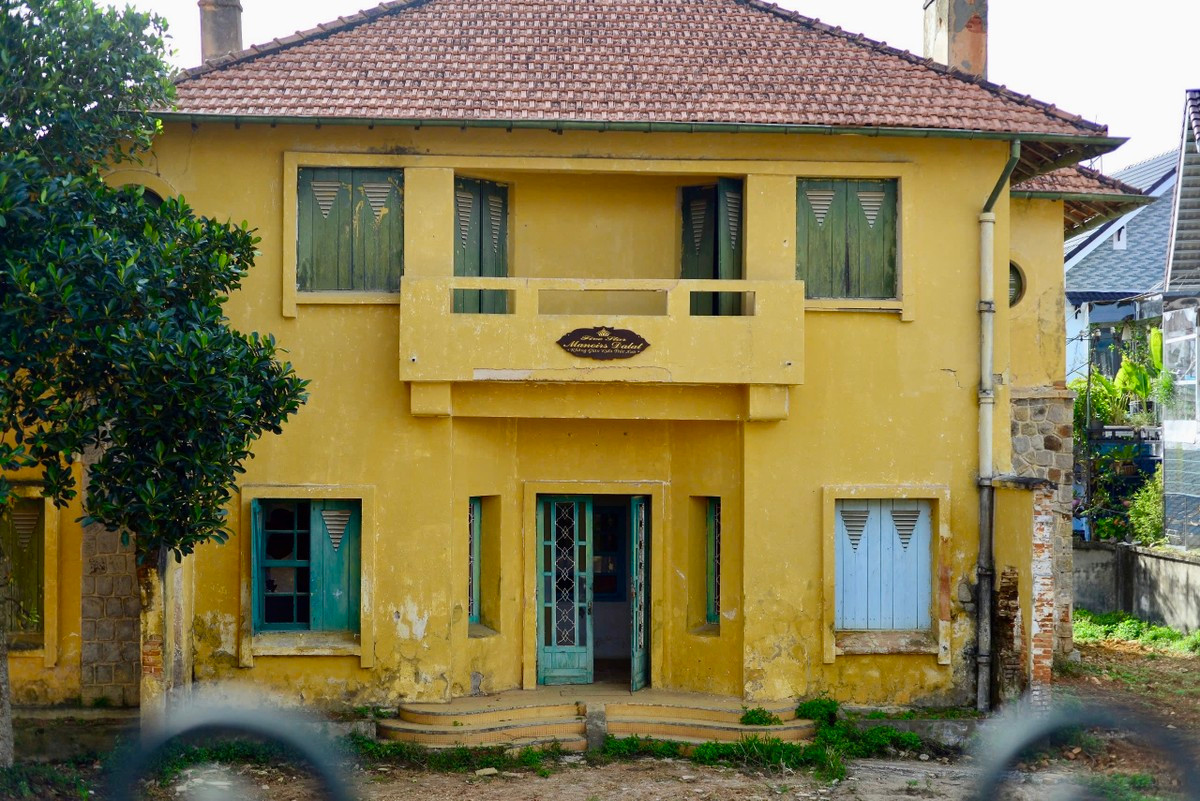 Theo tìm hiểu, tất cả các biệt thự này đều thuộc quyền sở hữu nhà nước và được bảo vệ về mặt pháp lý. Trước năm 2010, các biệt thự này là trụ sở làm việc và nơi ở cho cán bộ, công nhân viên thuộc một đơn vị nhà nước. Sau năm 2010, tỉnh Lâm Đồng thu hồi và giao cho một đơn vị khai thác du lịch.