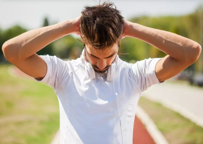 5 dong tac co giup giam dau vai gay hieu qua cho dan van phong-Hinh-2