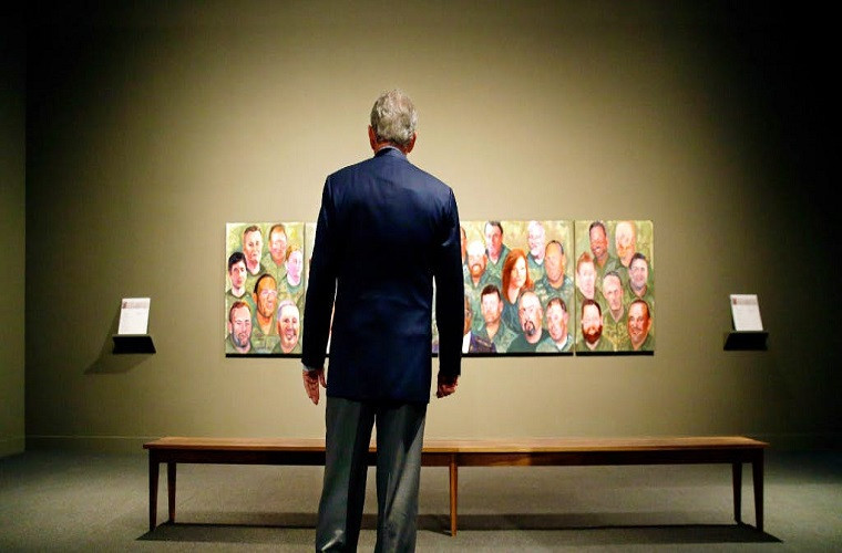 Những tác phẩm này vẽ chân dung của 98 cựu thành viên của lực lượng vũ trang Mỹ. Họ hầu hết đều tham gia chiến đấu ở Iraq và Afghanistan trong suốt thời kỳ ông Bush đương nhiệm.