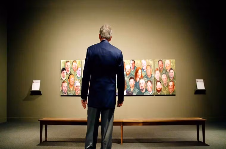 Những tác phẩm này vẽ chân dung của 98 cựu thành viên của lực lượng vũ trang Mỹ. Họ hầu hết đều tham gia chiến đấu ở Iraq và Afghanistan trong suốt thời kỳ ông Bush đương nhiệm.