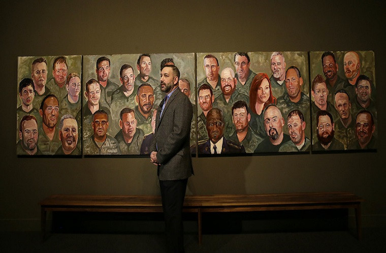 Cựu chiến binh Mỹ Robert Ferrara đứng trước một bức bích họa do cựu Tổng thống Mỹ Bush vẽ.