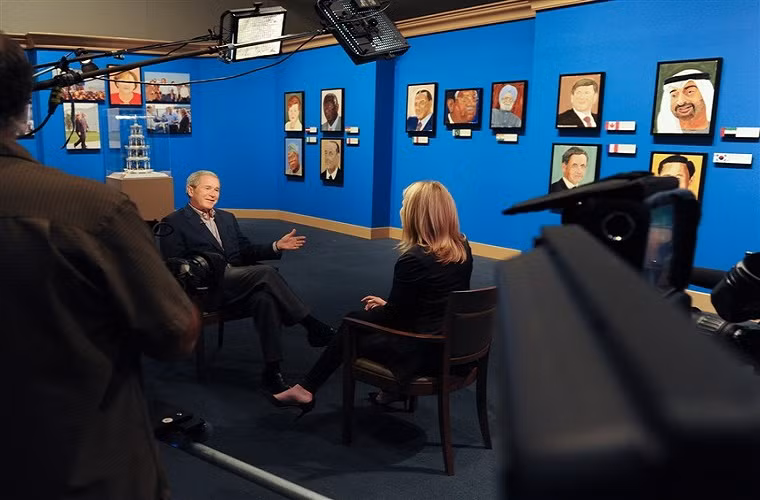 Khi được hỏi nhiều người Mỹ không khỏi bất ngờ trước những tác phẩm hội họa mang nhiều ý nghĩa của cựu Tổng thống Mỹ George W. Bush. Trong ảnh, cựu Tổng thống Mỹ Bush trò chuyện với các phóng viên của Task &amp; Purpose về bước chuyển đổi đáng nhớ từ vai trò ông chủ Nhà Trắng tới một họa sĩ đời thường. (Nguồn ảnh taskandpurpose)