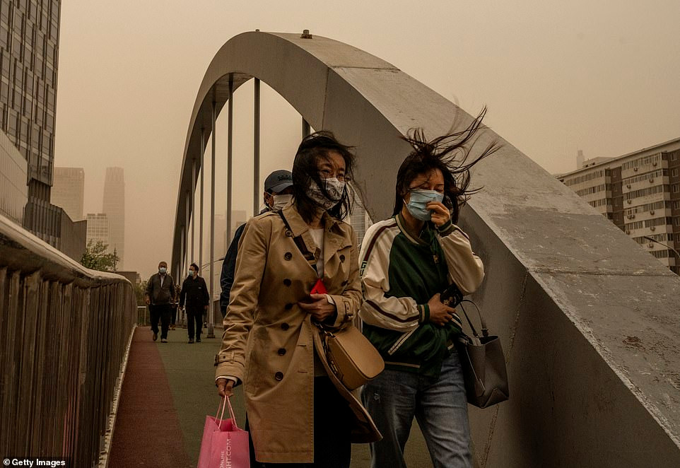 Người dân đeo khẩu trang khi đi ngoài đường ở Bắc Kinh chiều 15/4. Ảnh: Getty.