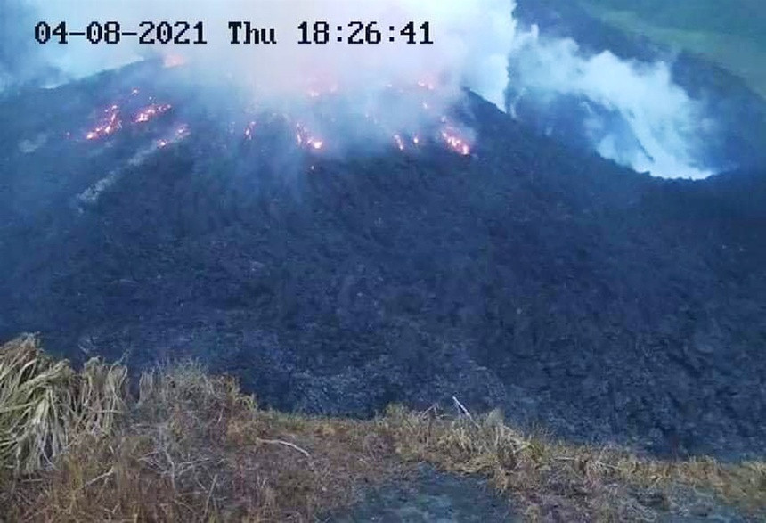 Nui lua phun trao tai Caribbean, hang nghin nguoi so tan