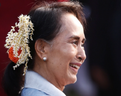 Hôm 1/4 vừa qua, bà Aung San Suu Kyi ra tòa điều trần, song không bị truy tố thêm tội danh mới. "Không có tội nào mới được đưa ra", ông Min Min Soe, luật sư của bà Aung San Suu Kyi, cho biết về phiên tòa mới nhất bà Aung San Suu Kyi xuất hiện. Ảnh: AJ.