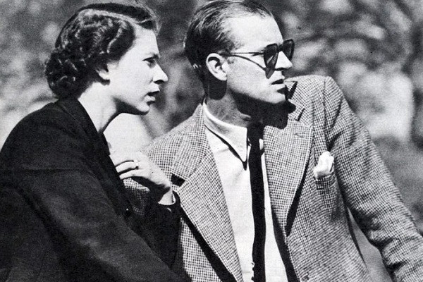 Nữ hoàng Elizabeth II và Công tước xứ Edinburgh năm 1952. Hoàng thân Philip trông lịch lãm và tự tin.