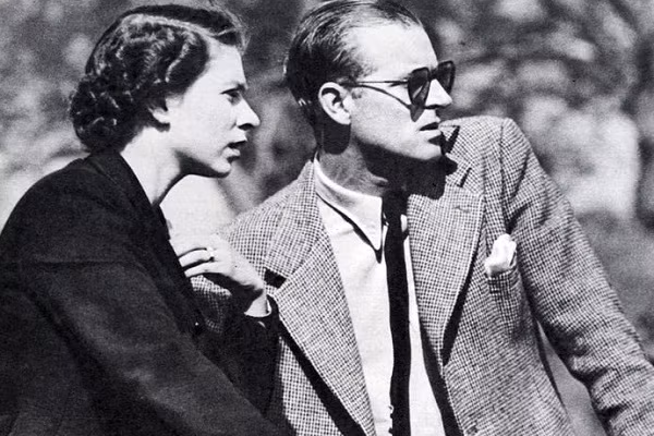 Nữ hoàng Elizabeth II và Công tước xứ Edinburgh năm 1952. Hoàng thân Philip trông lịch lãm và tự tin.