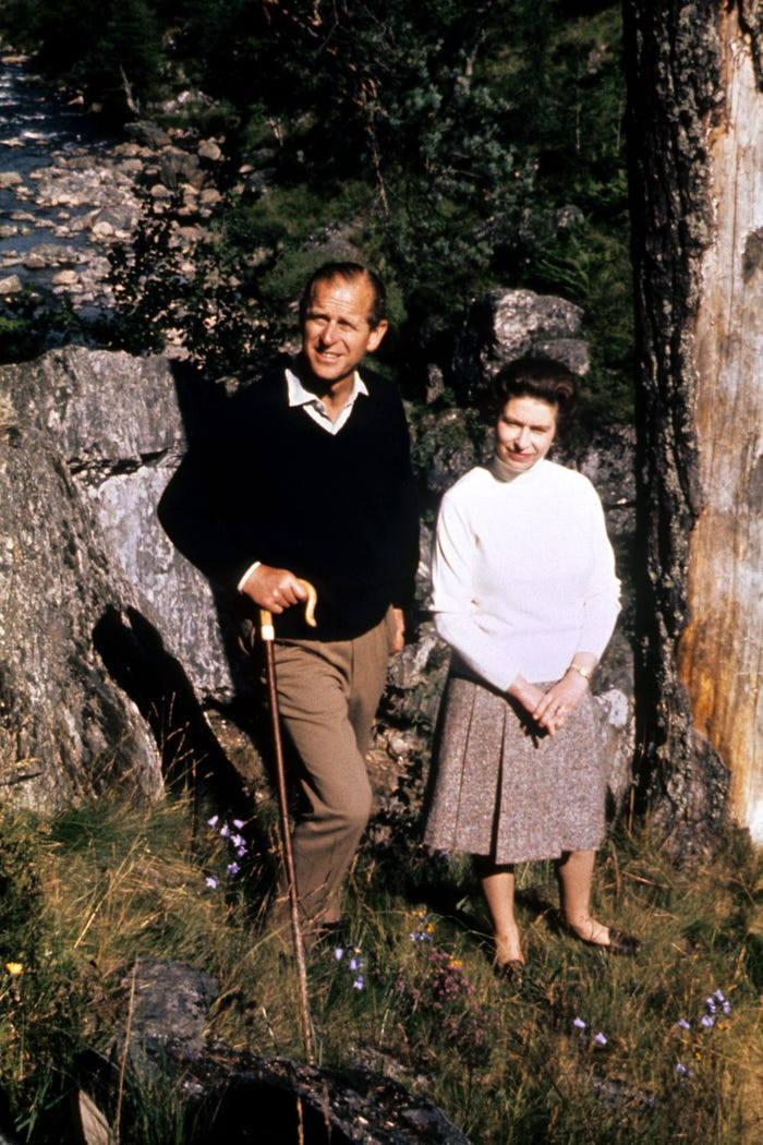 Theo Insider, Hoàng thân Philip là một biểu tượng thời trang phong cách toát lên vẻ lịch lãm và đẳng cấp mà vẫn tuân thủ quy tắc trang phục của Hoàng gia Anh. Ảnh chụp Hoàng thân Philip - Công tước xứ Edinburgh bên cạnh Nữ hoàng Elizabeth II trong ngày kỷ niệm đám cưới bạc của họ. (Nguồn ảnh: Insider)