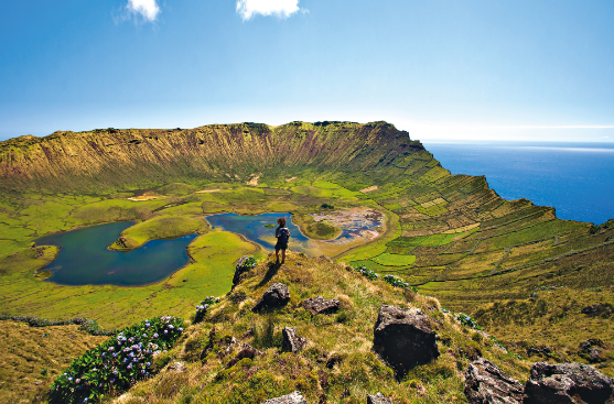 Đại dịch COVID-19 đã tác động đến ngành du lịch của đảo Corvo, ảnh hưởng đến nguồn thu nhập của người dân địa phương. Do vậy, đảo Corvo cũng phải phụ thuộc vào sự giúp đỡ từ bên ngoài. Ảnh: Wikipedia.