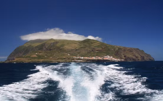 Corvo không có nhiều nguồn thu nhập. Nền kinh tế nông nghiệp của hòn đảo dựa vào một đoàn tàu đánh cá nhỏ và một đàn gia súc gồm khoảng 1.000 con. Ảnh: Wikipedia.