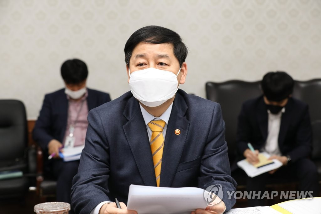 Cùng ngày, Hàn Quốc cũng bày tỏ "rất lấy làm tiếc" về quyết định của Nhật Bản. Ảnh: Ông Koo Yoon-cheol, người đứng đầu Văn phòng Điều phối Chính sách của Chính phủ Hàn Quốc. Ảnh: Yonhap.