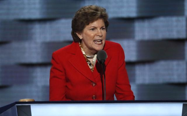 “Mỹ đã hy sinh quá nhiều để mang lại sự ổn định cho Afghanistan và bây giờ chúng ta lại rời đi mà không thể đảm bảo được sự an toàn trong tương lai”, Thượng nghị sĩ Dân chủ Jeanne Shaheen (ảnh), thành viên Ủy ban Đối ngoại Thượng viện, nói. Ảnh: Reuters.