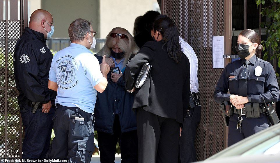 Cảnh sát Los Angeles cho biết, sau khi bị bắt giữ, Carrillo bị coi là nghi phạm duy nhất trong vụ án. Ảnh: Cảnh sát có mặt tại hiện trường vụ án mạng. Ảnh: Daily Mail.