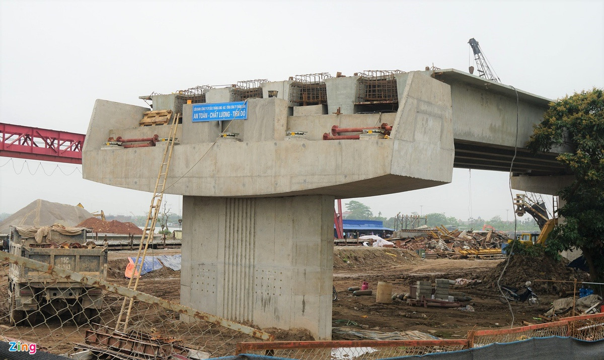 Ông Đặng Văn Hoan, Giám đốc Ban điều hành Liên danh Nhà thầu thi công cầu Quang Thanh, cho biết dự án đã hoàn thành trên 80% khối lượng. "Nếu có mặt bằng tốt, đường dẫn có thể đã trải được thảm nhựa. Tuy nhiên, điều kiện mặt bằng không tốt, giải phóng từng phần và chậm nên ảnh hưởng đến công trình", ông Hoan nói.