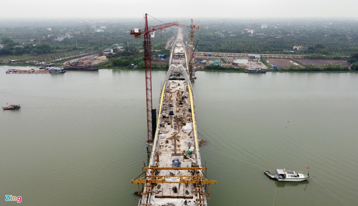 Công trình cầu Quang Thanh dự kiến hợp long ngày 10/4, đến ngày 13/5 sẽ khánh thành. Tuy nhiên, đường dẫn lên 2 phía đầu cầu đều đang gặp nhiều khó khăn trong thi công vì công tác giải phóng mặt bằng.