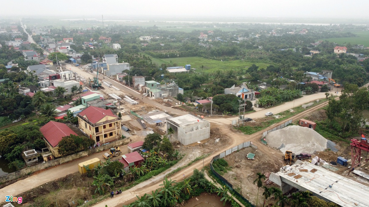 Phần thi công đường dẫn lên cầu Quang Thanh tại xã Quang Hưng (An Lão, Hải Phòng), 31 hộ dân còn nhiều kiến nghị về bồi thường tài sản trên đất, giá đất bồi thường. Vì thế, đơn vị thi công chưa thể triển khai đường gom, cống thoát nước, hệ thống điện chiếu sáng.