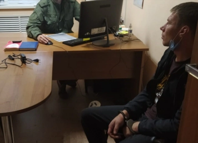 Surkov bị bắt giữ sau đó khi đang tìm cách rời khỏi làng đến thị trấn lân cận Bor. Hắn ta bị buộc tội giết người và tấn công tình dục trẻ em. Ảnh: The Sun.