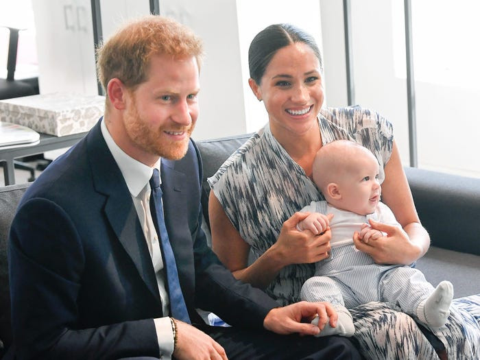 Mặc dù không tiết lộ chi tiết về ngày dự sinh em bé, Công nương Markle cho hay, em bé sẽ chào đời "vào mùa hè này". Được biết, hai năm trước, bé Archie cũng chào đời vào tháng 5. Ảnh: Vợ chồng Hoàng tử Harry và con trai, bé Archie. Ảnh: Insider.