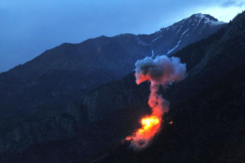 Khói lửa bốc lên sau khi hai quả bom phát nổ tại một căn cứ chiến đấu của phiến quân Taliban ở tỉnh Nuristan hôm 11/6/2012.