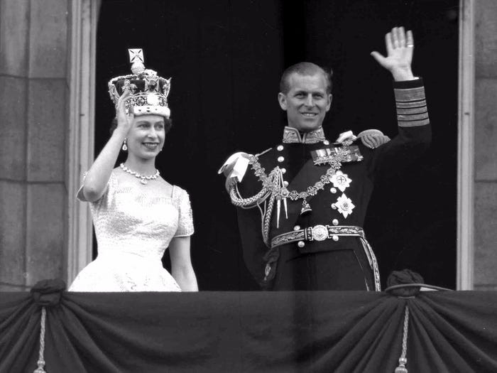 Năm 1953, Nữ hoàng Elizabeth II đăng quang, sau khi cha của bà qua đời. Ảnh: Hoàng thân Philip và Nữ hoàng Elizabeth II vẫy chào mọi người từ ban công của Cung điện Buckingham.