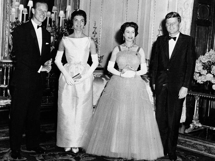 Năm 1961, Nữ hoàng Elizabeth II và chồng gặp gỡ, tiếp đón rất nhiều nhà lãnh đạo thế giới, trong đó có Tổng thống Mỹ John F. Kennedy và Đệ nhất phu nhân Jacqueline Kennedy.