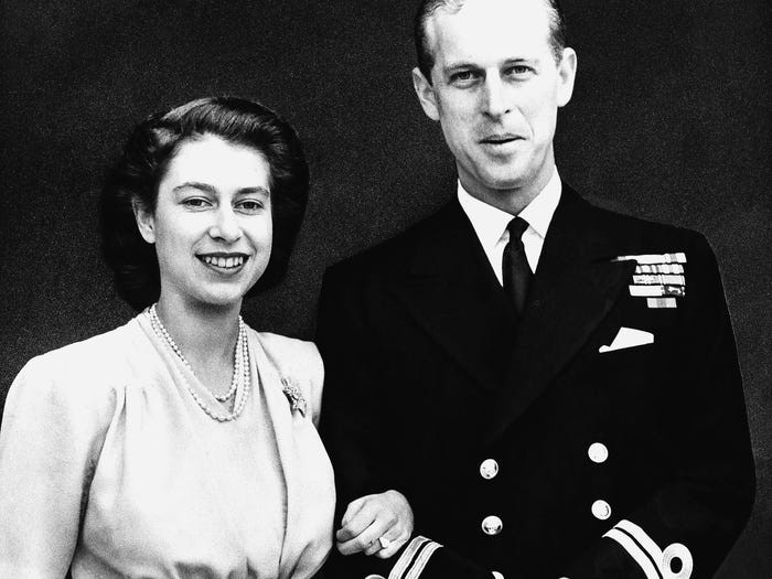 Hoàng thân Philip và Nữ hoàng Elizabeth II gặp nhau lần đầu tiên tại một đám cưới vào năm 1934. Khi đó, Hoàng thân Philip 13 tuổi còn Nữ hoàng Anh mới 8 tuổi. Tháng 7/1947, hai người làm lễ đính hôn.
