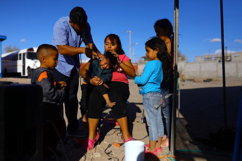 Các em nhỏ di cư người Honduras được cắt tóc tại nơi ở tạm thời ở Ciudad Juarez, Mexico, ngày 27/3.