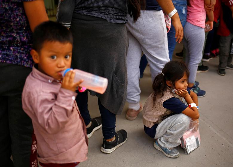 Những người dân di cư xếp hàng chờ vào phòng tập gym Kiki Romero được sử dụng làm nơi ở tạm thời của họ ở Ciudad Juarez hôm 5/4.