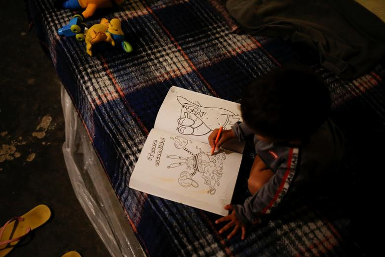 Em nhỏ di cư học vẽ trong nơi ở tạm thời tại Ciudad Juarez ngày 1/4.