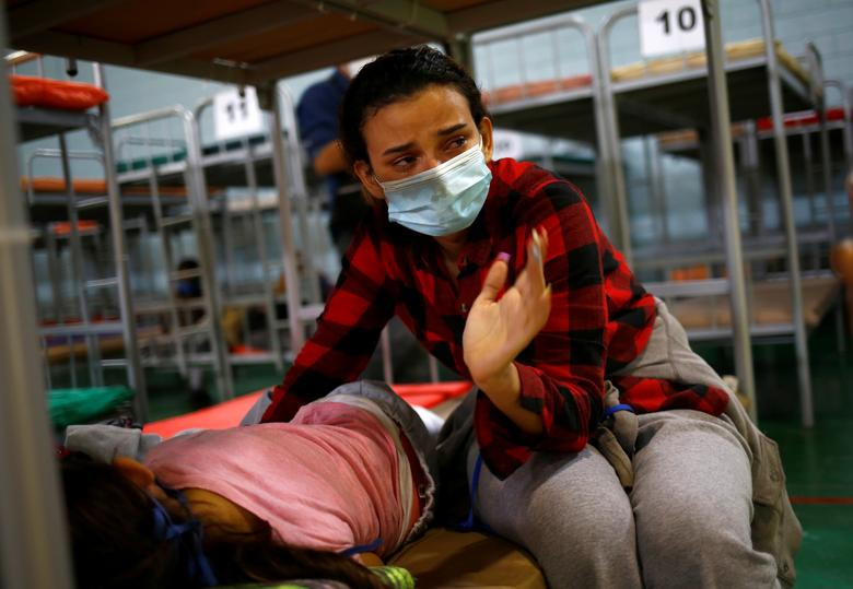 Ana Maria Moreno, một người di cư đến từ Guatemala, ở tạm trong phòng tập gym Kiki Romero ở Ciudad Juarez, ngày 5/4. Được biết, cô cùng con gái được đưa từ Brownsville đến El Paso, bang Texas, bằng máy báy và sau đó bị trục xuất khỏi Mỹ.