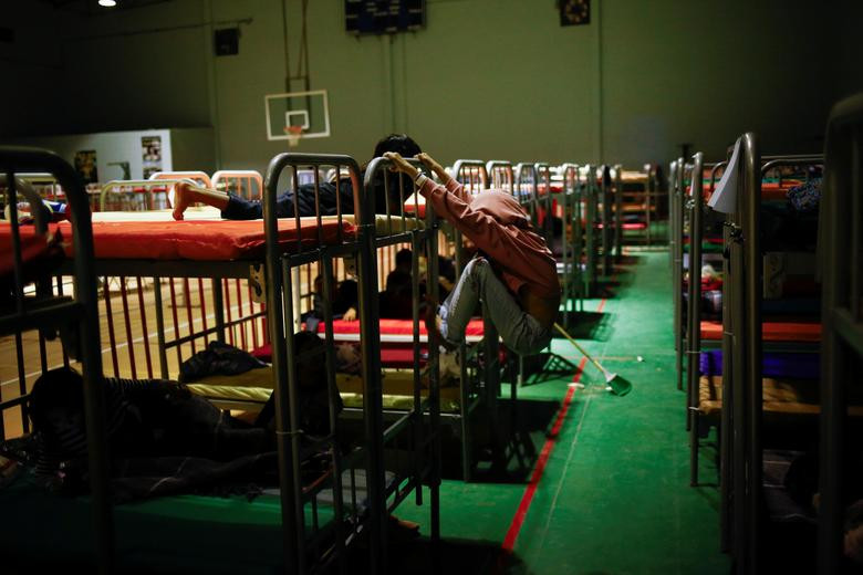 Một vài em nhỏ di cư chơi đùa trên giường tầng trong nơi trú ẩn tạm thời ở Mexico ngày 7/4.