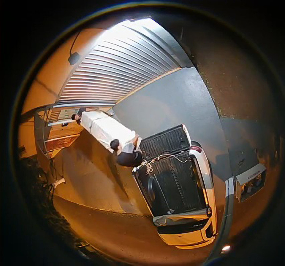 Cảnh sát cho biết, sau khi sát hại Gisele, nghi phạm đã mua tủ quần áo cũ trên mạng rồi nhét thi thể nạn nhân vào trong.